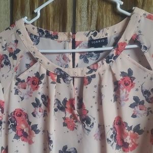Women's plus key hole top